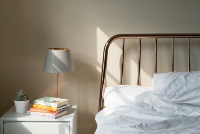 Minimalistische slaapkamer met warm hoofdbord