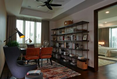 Modern bureau met boekenrek en comfortabele stoel