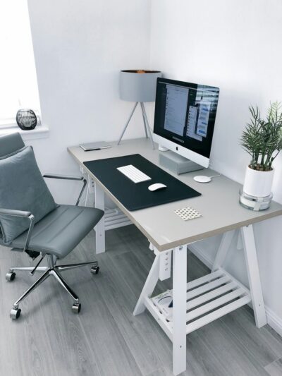 Modern bureau met rustige werkplek