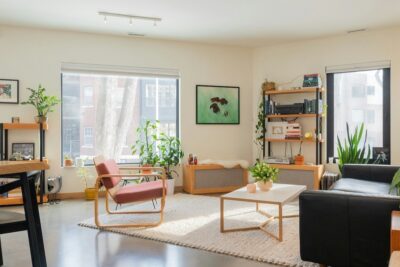 Moderne woonkamer met grote ramen en houten elementen
