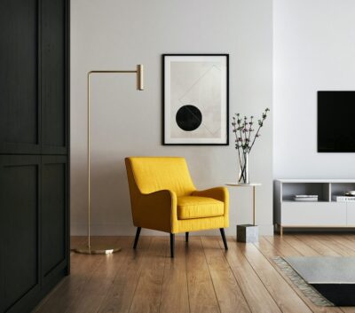 Minimalistische woonkamer met gele fauteuil