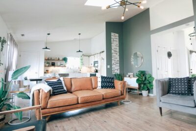 Moderne woonkamer met grote ramen en houten meubels