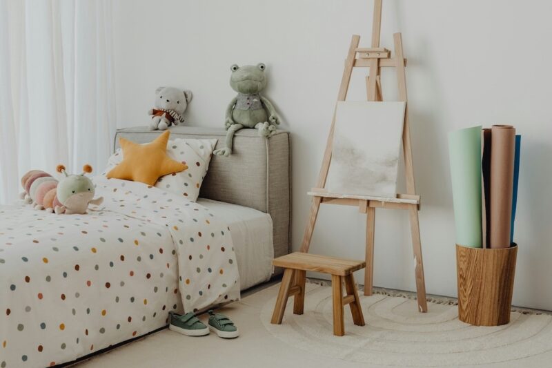 Moderne kinderkamer met speelse elementen