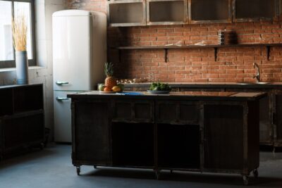 Industriele keuken met natuurstenen kookeiland