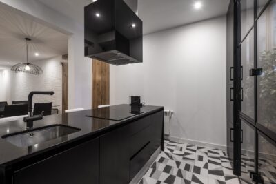 Moderne keuken met zwart spoelblad en kookeiland