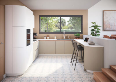 Moderne keuken met kookeiland en natuursteen werkblad
