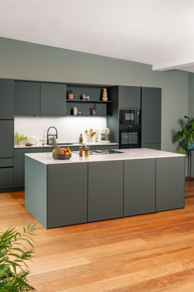 Moderne keuken met groen kookeiland en natuursteen