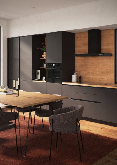 Moderne keuken met natuursteen werkblad en zwarte kasten