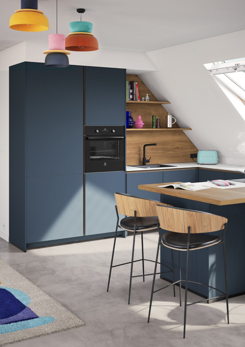 Moderne keuken met blauw kookeiland en naturel hout