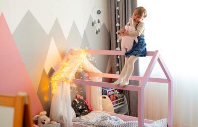 Moderne kinderkamer met een roze bed