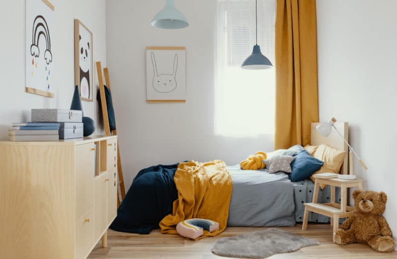 Moderne kinderkamer met kleurrijke accenten