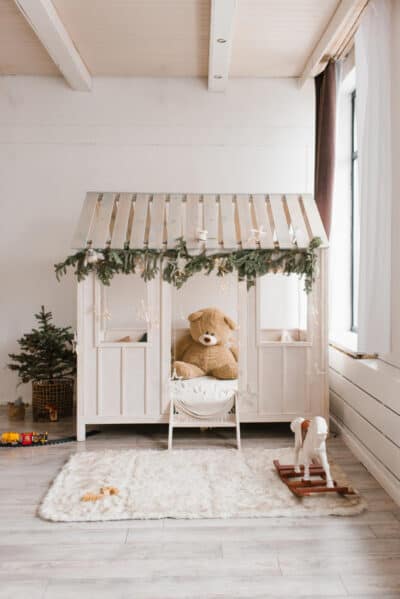 Landelijke kinderkamer met speelhut / hut met bed