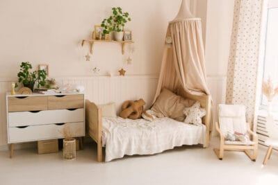 Minimalistische kinderkamer met eenvoudige meubels