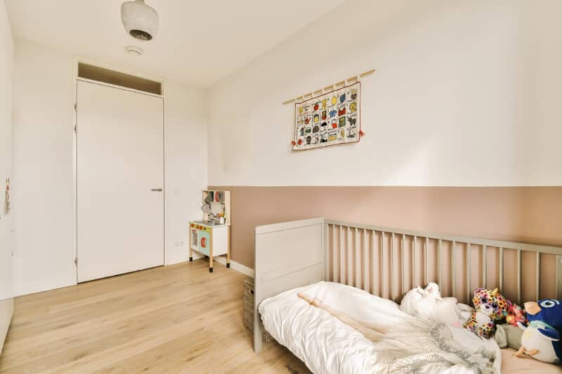 Moderne kinderkamer met houten laminaat vloer