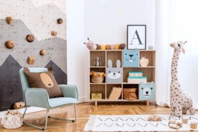 Moderne kinderkamer met opbergkasten en klimmuur