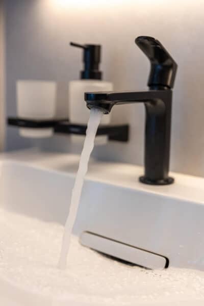 Moderne badkamer met zwarte lavabo kraan