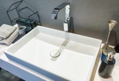 Moderne badkamer met witte wastafel en kraan