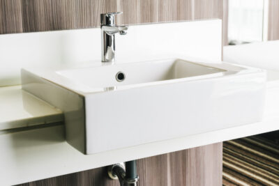 Moderne wastafel met elegante kraan