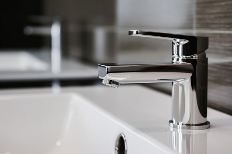 Moderne badkamer met chroom lavabo kraan
