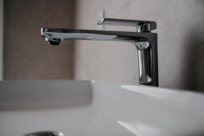 Moderne badkamer met scherpe zwarte kraan