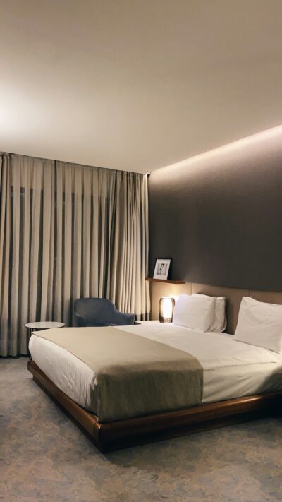 Moderne slaapkamer met zacht beige tinten