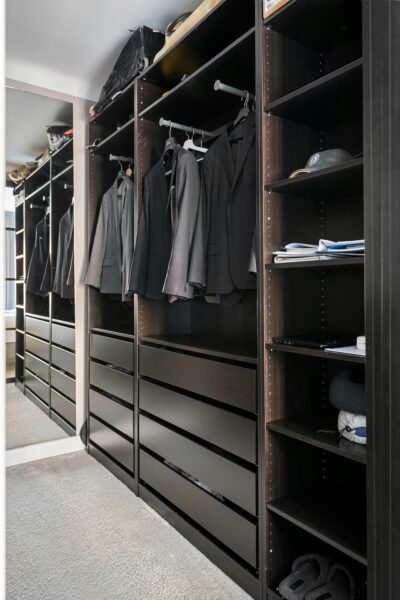 Moderne dressing met inbouwkasten en zwart hout