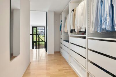 Moderne dressing met inbouwkasten