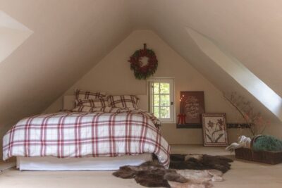 Slaapkamer met flanellen bedlinnen in tartanmotief