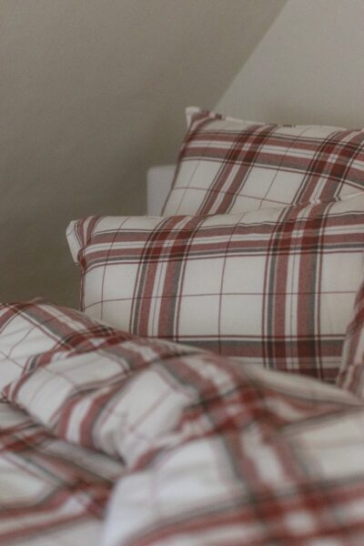 Slaapkamer met flanellen bedlinnen in tartan-stijl