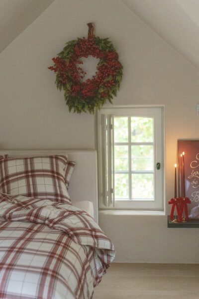 Slaapkamer met flanellen tartan bedlinnen