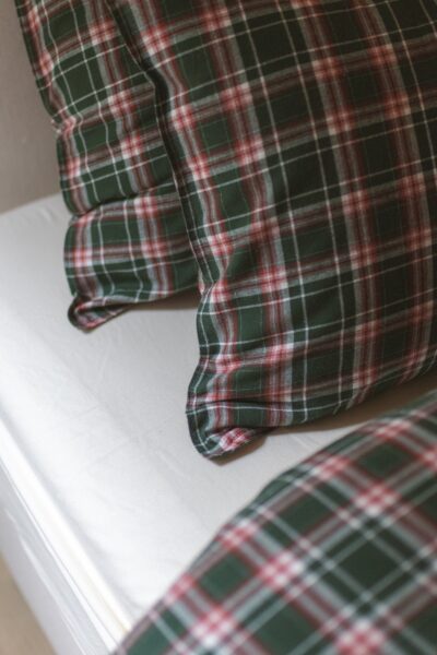 Slaapkamer met tartan kussens in flanel