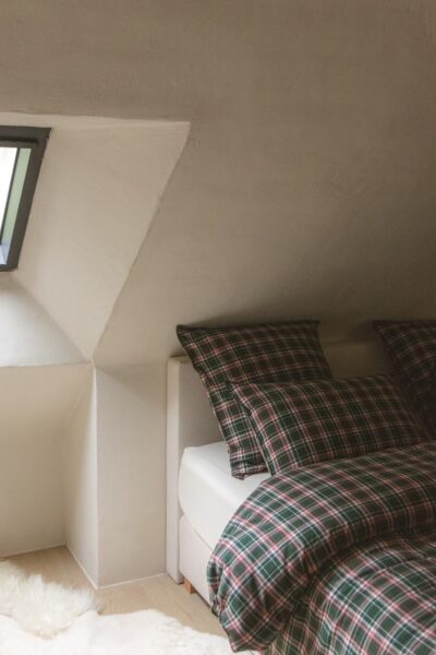 Slaapkamer met flanellen bedlinnen in tartanpatroon