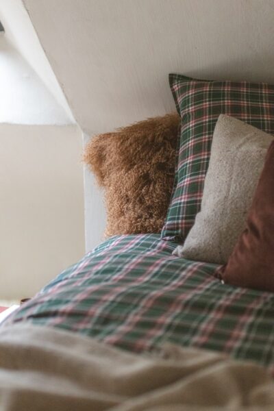 Slaapkamer met klassieke tartan bedlinnen
