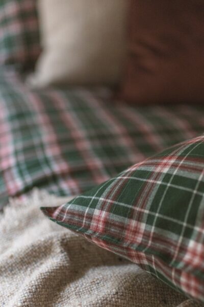 Slaapkamer met flanellen tartan bedlinnen