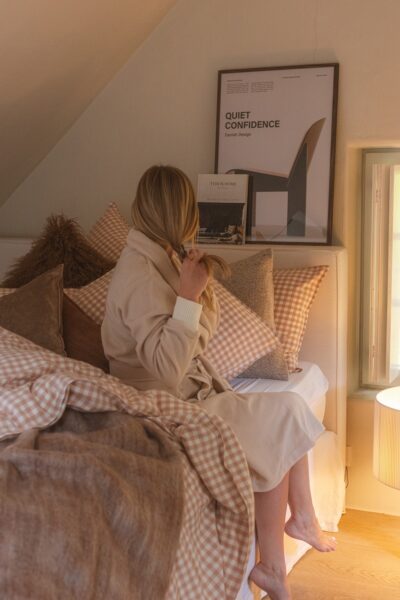 Warme slaapkamer met flanellen bedlinnen