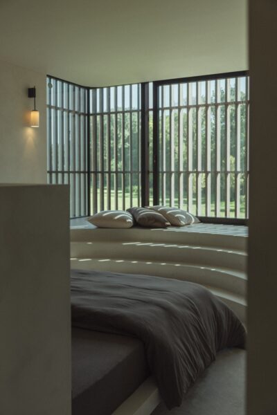 Minimalistische slaapkamer met bruin bedlinnen