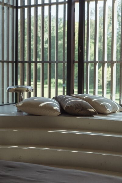 Minimalistische slaapkamer met zacht bedlinnen