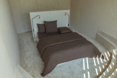 Minimalistische slaapkamer met bruin bedlinnen