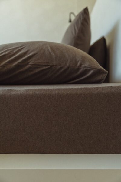 Minimalistische slaapkamer met bruin bedlinnen