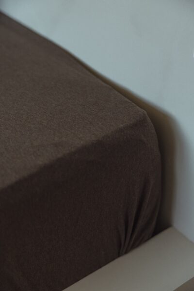 Minimalistische slaapkamer met bruin bedlinnen