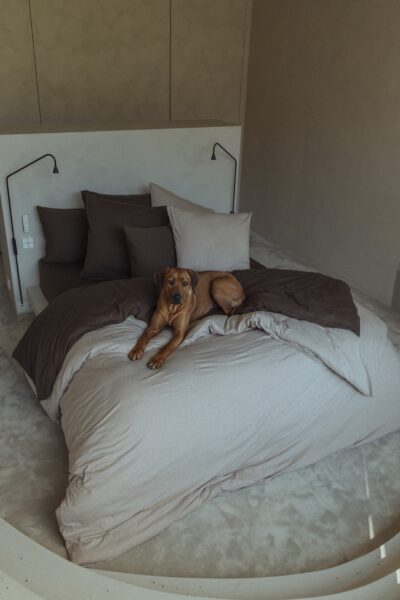 Minimalistische slaapkamer met jersey bedlinnen