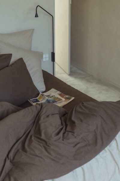 Minimalistische slaapkamer met bruin bedlinnen