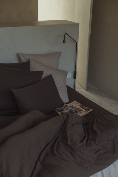 Bruin bedlinnen in minimalistische slaapkamer