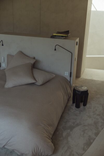 Minimalistische slaapkamer met beige bedlinnen