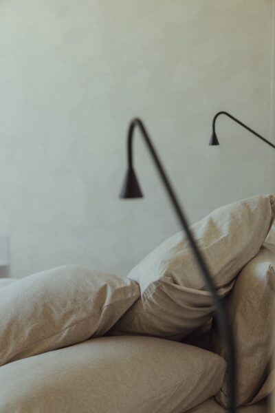 Minimalistische slaapkamer met zachte bedlinnen