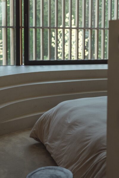Minimalistische slaapkamer met zacht bedlinnen