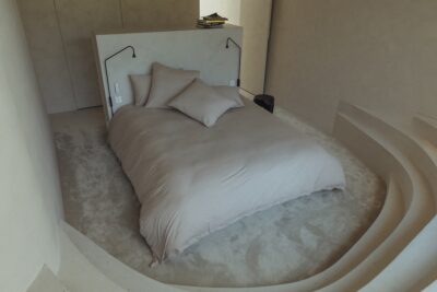 Minimalistische slaapkamer met beige bedlinnen