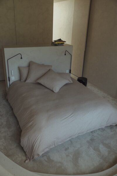 Minimalistische slaapkamer met beige bedlinnen