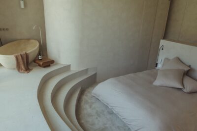 Minimalistische slaapkamer met beige bedlinnen