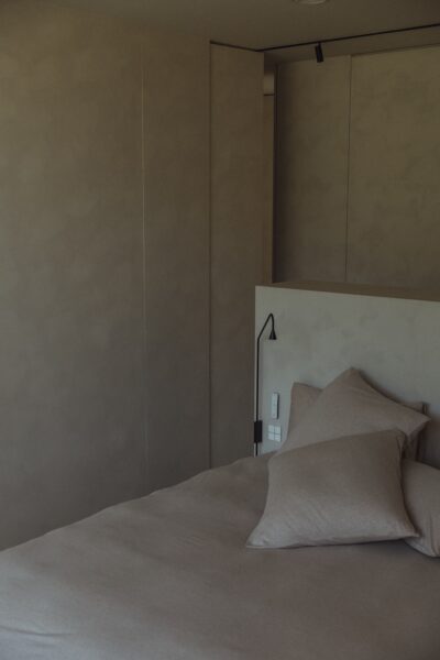 Minimalistische slaapkamer met taupe bedlinnen